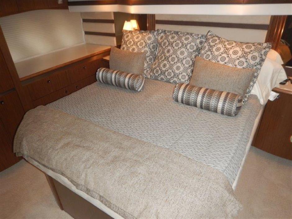 cruisers yachts master stateroom