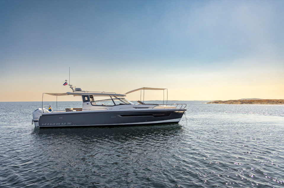 The Nimbus W11 with sunshade out