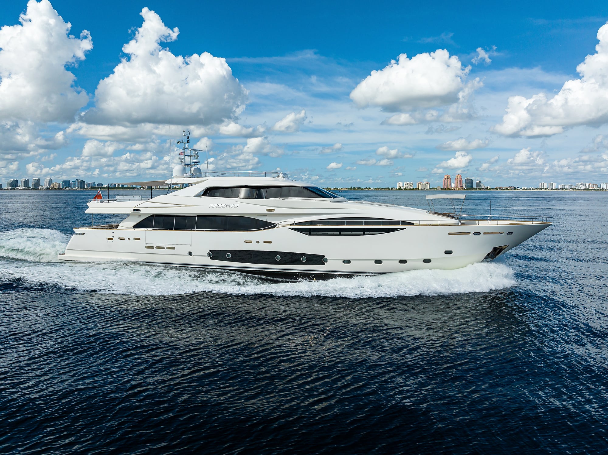 124_ferretti_custom_line_argento_profiles_02.jpg