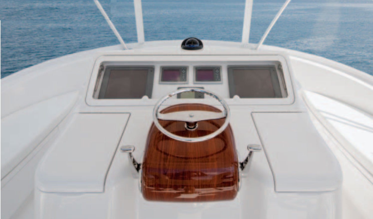 viking-42-convertible-Helm