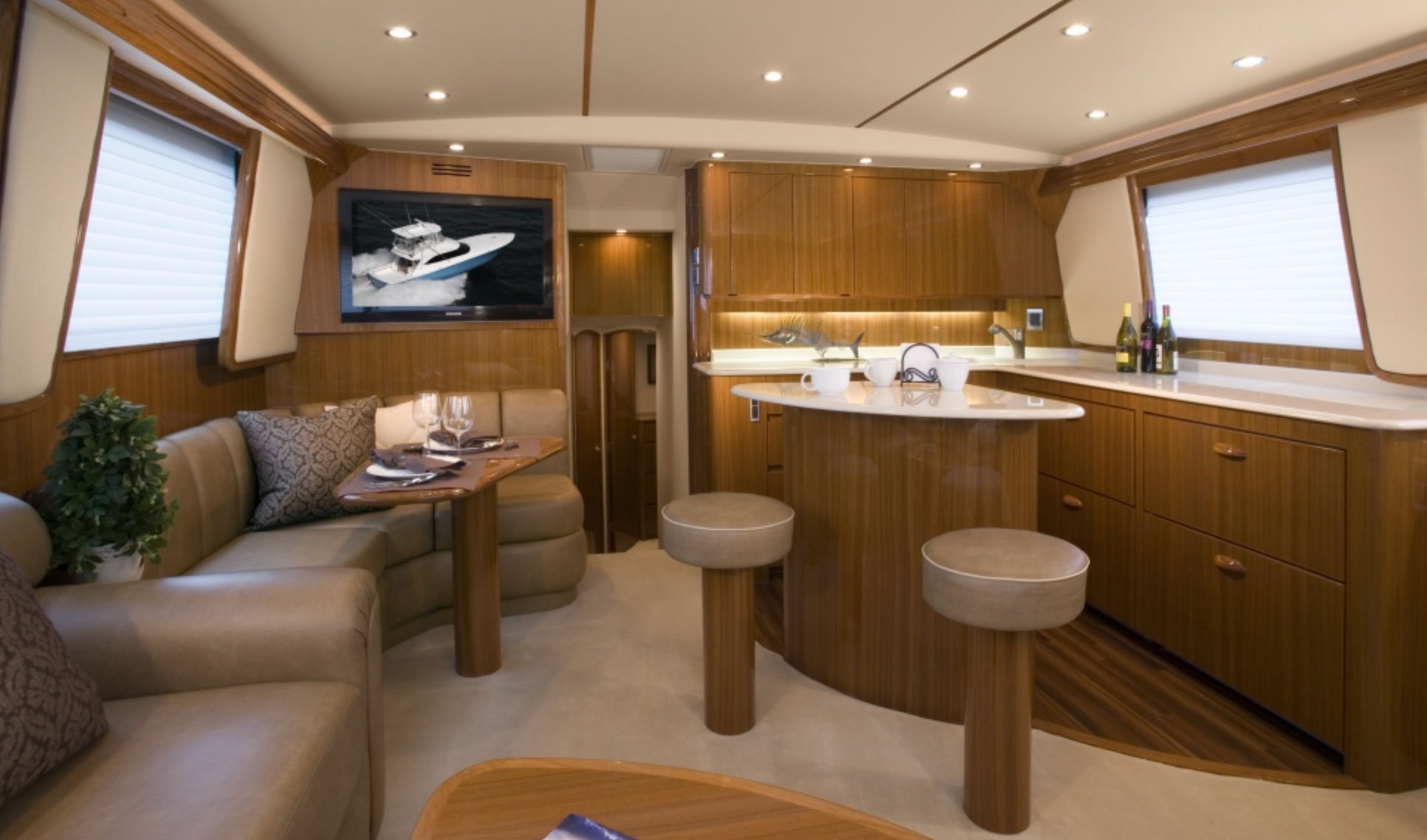 viking-46-convertible-interioir