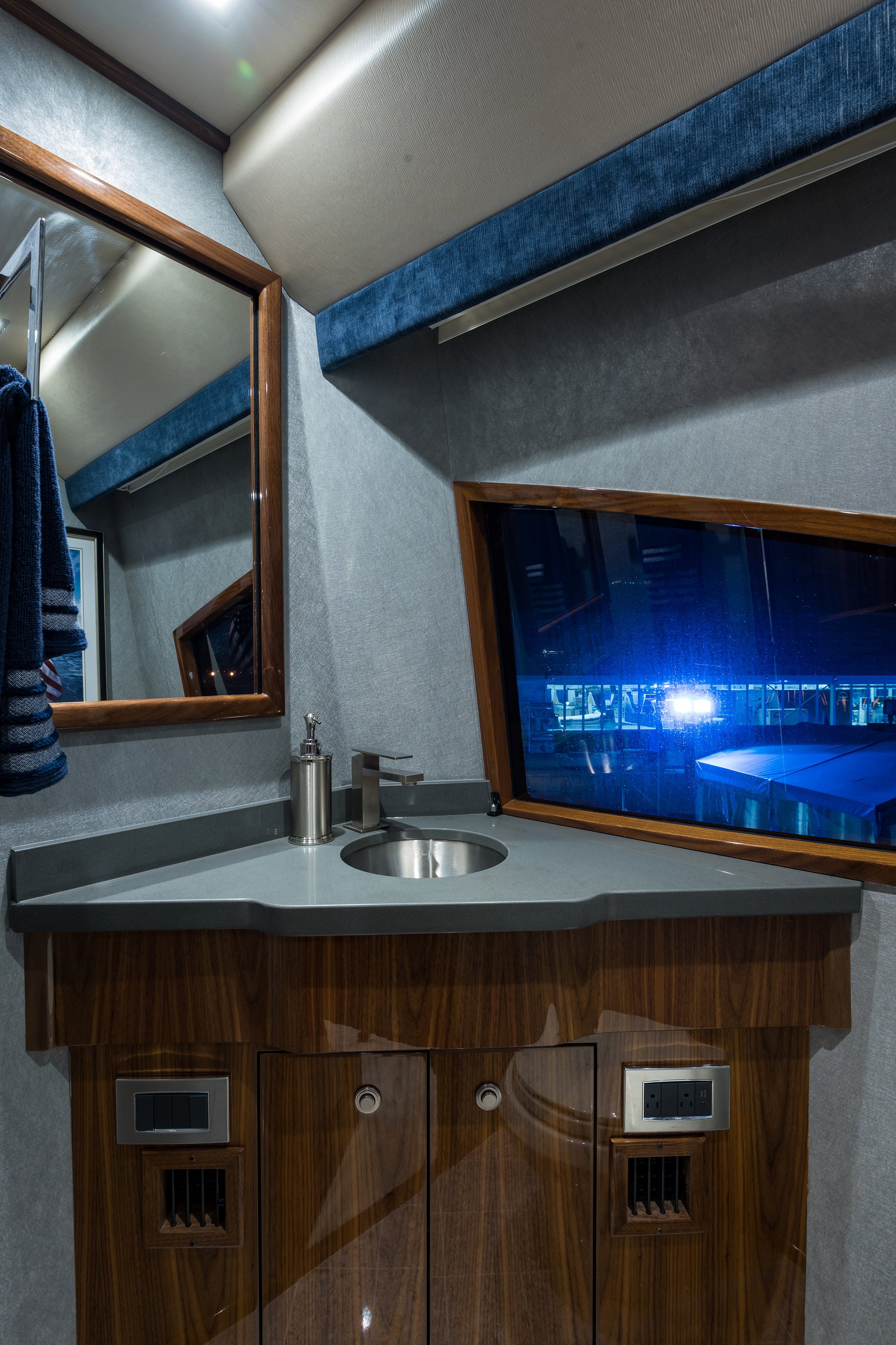 29-93-Viking_enclosed_flybridge_head_1-WEB